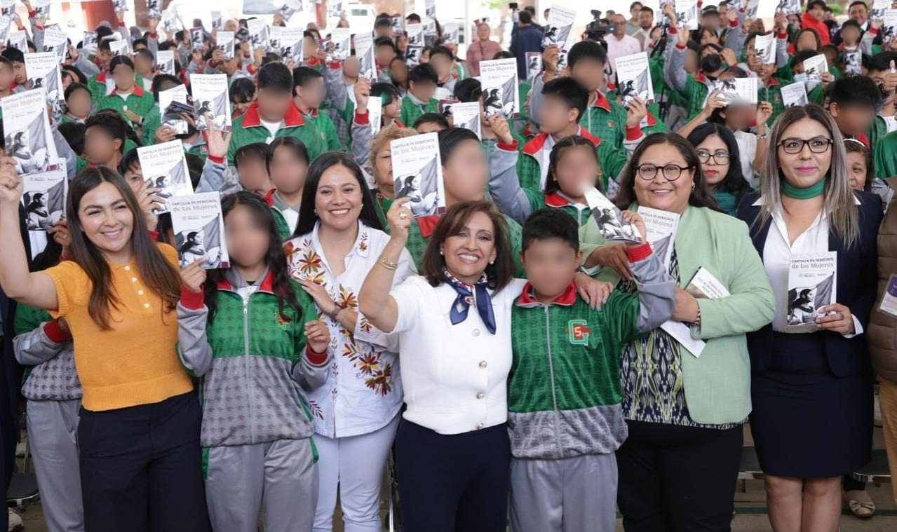 Entregan la Cartilla de Derechos de las Mujeres a estudiantes de secundaria en Tlaxcala